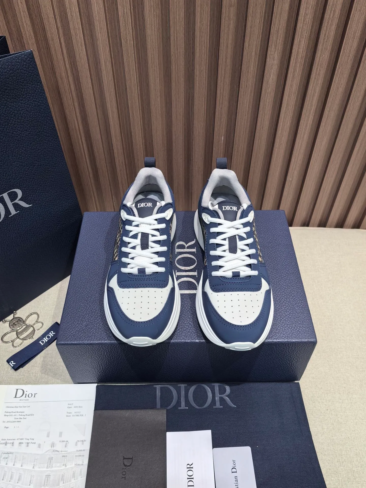 Factory price: 440💰 🔍Top purchasing agent🇮🇹 Dior's super-popular sports shoes, popular for street men, are synchronized with the new product counters. The uppers are made of Italian original imported cowhide and matched with D's customized fabrics. It is a must-have for fashionistas. The complex craftsmanship is perfectly reproduced. Imported soft cowhide foot pads, soles: original soles specially provided by the original factory, exclusive movable molded soles are super comfortable, original factory follow-up goods, 🔍🔍high quality, you can enter and exit the counter at will, welcome to compare, code number 38-45 (46 can be customized and cannot be returned or exchanged)